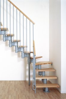 Όμορφη σπειροειδή σκάλα στο εσωτερικό του σπιτιού