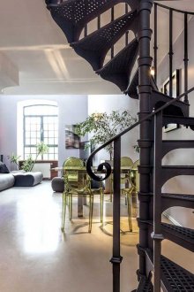 Μαύρη μεταλλική σκάλα σπιράλ στο σπίτι