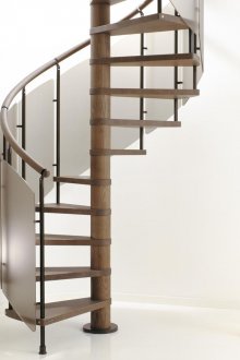 Σπειροειδής σκάλα από ξύλο και παγωμένο γυαλί