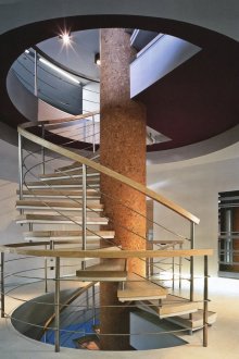 Όμορφη σπειροειδή σκάλα μεταξύ των ορόφων