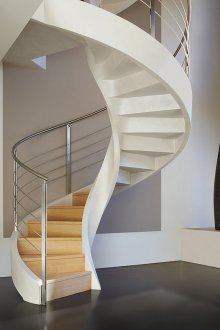 Λευκή και μπεζ σύγχρονη σπειροειδή σκάλα