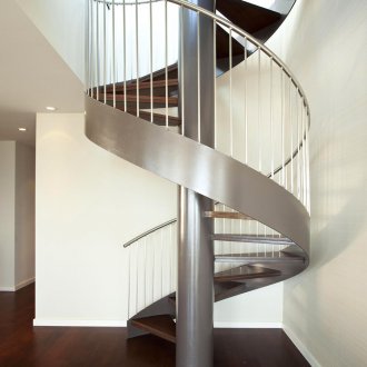 Ασημί καφέ σπειροειδή σκάλα