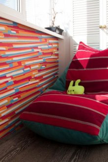 Κόκκινο-τυρκουάζ καρέκλα τσαγιού φασολιών στο μπαλκόνι