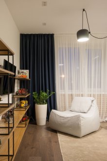 Λευκή καρέκλα τσάντα στο σαλόνι