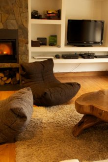 Γκρι και καφέ καρέκλες χωρίς πλαίσιο