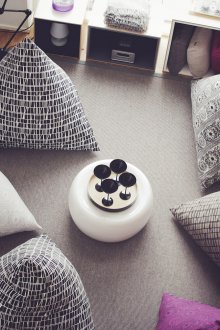 Πολύχρωμες τσάντες φασολιών στο σαλόνι