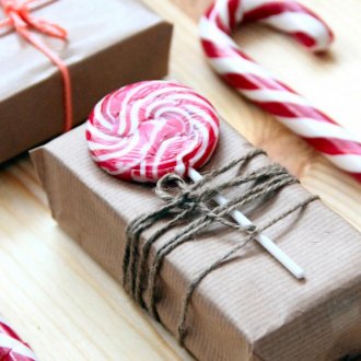 Διακόσμηση δώρων με σχοινιά και γλυκά.