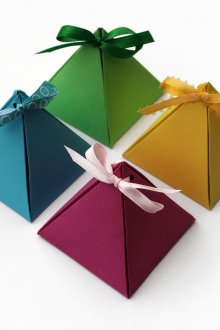 Πολύχρωμες πυραμίδες από χαρτόνι για διακόσμηση δώρων.