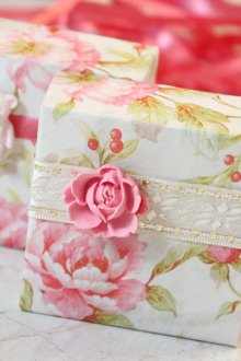 Όμορφη διακόσμηση δώρων για μια γυναίκα