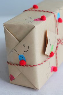 Σχέδια και μαλακές μπάλες σε χαρτί στο σχεδιασμό ενός δώρου