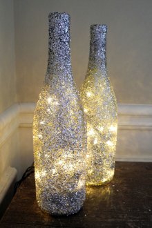 Όμορφο σχεδιασμό μπουκαλιών με σπινθήρες και γιρλάντες