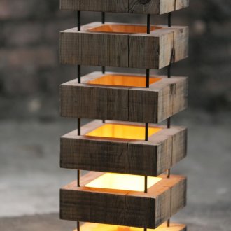 Μικρή επιτραπέζια λάμπα από ξύλο και μέταλλο