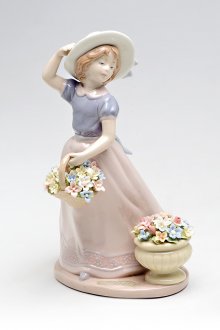 Φανταχτερό κορίτσι με λουλούδια για εσωτερική διακόσμηση