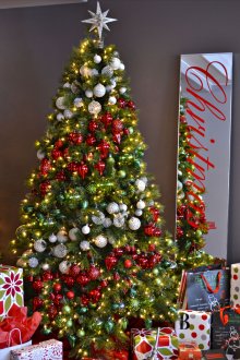 Κομψή διακόσμηση Χριστουγεννιάτικων δέντρων