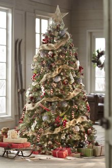 Όμορφη διακόσμηση Χριστουγεννιάτικου δέντρου σε παραδοσιακό ύφος