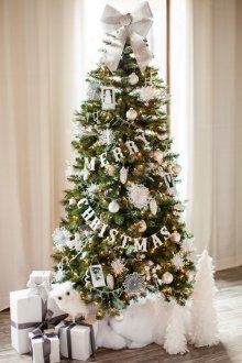 Λευκή διακόσμηση Χριστουγεννιάτικο δέντρο για το νέο έτος