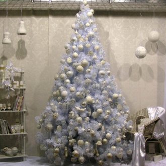 Πρωτοχρονιάτικο ντεκόρ από ένα λευκό χριστουγεννιάτικο δέντρο