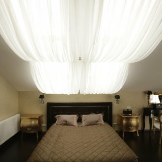 Διακόσμηση της οροφής της κρεβατοκάμαρας με ύφασμα