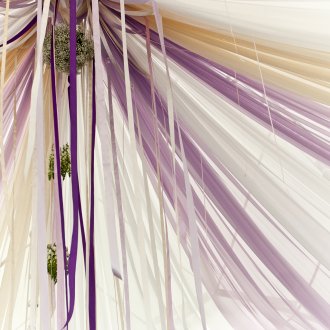 Ντύνοντας το δωμάτιο για τον εορτασμό με χρωματιστές κορδέλες