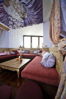 Διακόσμηση της οροφής με ύφασμα στο σαλόνι