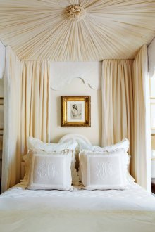 Διακόσμηση της οροφής της κρεβατοκάμαρας με ένα μπεζ ύφασμα