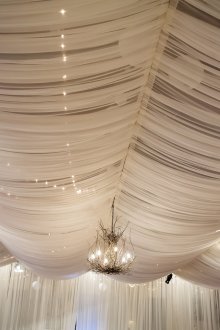 Οροφή διακόσμηση με λευκό διαφανές ύφασμα
