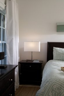 Ασπρόμαυρη κρεβατοκάμαρα με μπλε προφορά