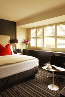 Μαύρο και μπεζ σχεδιασμό υπνοδωματίου