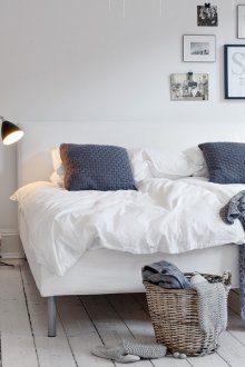 Γκρίζες προεκτάσεις σε μια λευκή κρεβατοκάμαρα