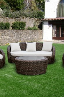 Πλεκτά έπιπλα στο οικόπεδο