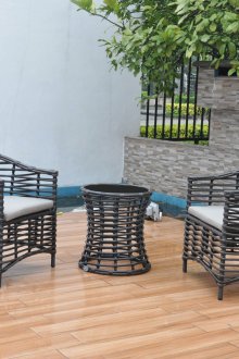 Μαύρα έπιπλα λυγαριάς στο οικόπεδο