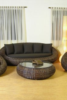 Σκούρο καφέ ψάθινα έπιπλα στο σπίτι