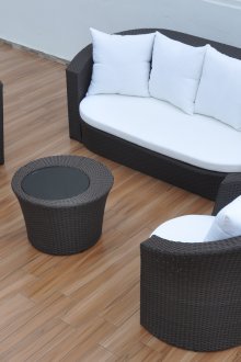 Μαύρος καναπές λυγαριά, τραπέζι και καρέκλες