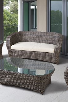 Σκούρα έπιπλα λυγαριάς