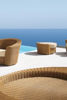 Παλιά έπιπλα στη βεράντα