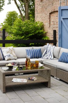 Γκρίζα έπιπλα λυγαριάς στη βεράντα