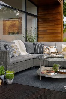 Γκρίζος καναπές γωνίας λυγαριάς στη βεράντα