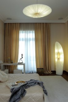 Μπεζ και μαύρο ευρύχωρο υπνοδωμάτιο