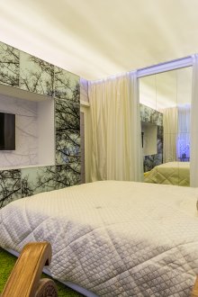 Οικολογικό φιλικό πράσινο χαλί και τοίχος στο υπνοδωμάτιο