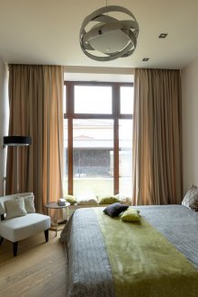 Ετικέτες ελιάς σε καφέ και γκρι κρεβατοκάμαρα