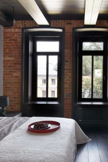 Τούβλο τοίχο στο εσωτερικό του υπνοδωματίου