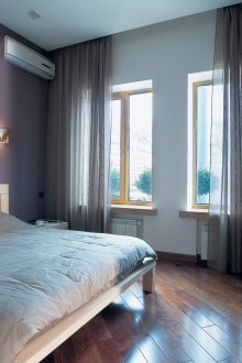 Μωβ τείχος στο υπνοδωμάτιο