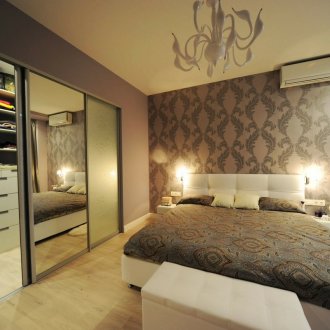 Λευκό και καφέ υπνοδωμάτιο με εντοιχισμένη ντουλάπα