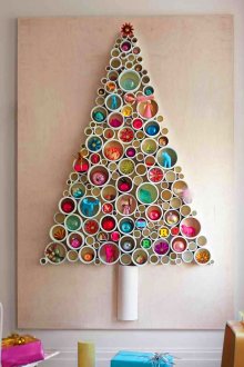 Όμορφη διακόσμηση σε σχήμα χριστουγεννιάτικου δέντρου στον τοίχο