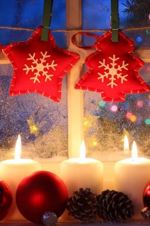 Παράθυρο διακόσμηση με παιχνίδια και κεριά για το νέο έτος