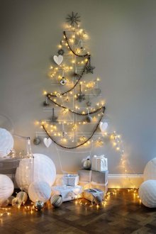 Διακόσμηση του τοίχου σε σχήμα χριστουγεννιάτικου δέντρου και του εσωτερικού με χάρτινες μπάλες