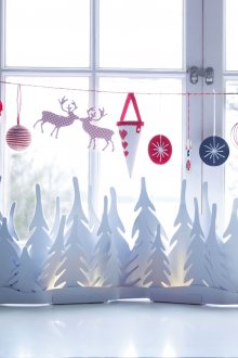 Παράθυρο διακόσμηση με παιχνίδια και χαρτί διακόσμηση για το νέο έτος.