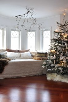 Λευκά παιχνίδια για τη διακόσμηση του χριστουγεννιάτικου δέντρου