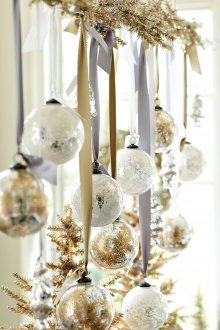 Χριστουγεννιάτικες μπάλες και κλαδιά για διακόσμηση δωματίου