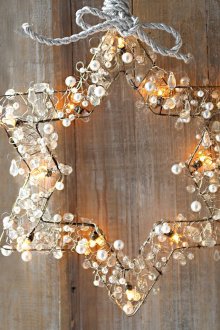 Όμορφο αστέρι φτιαγμένο από σύρμα, χάντρες και γιρλάντες